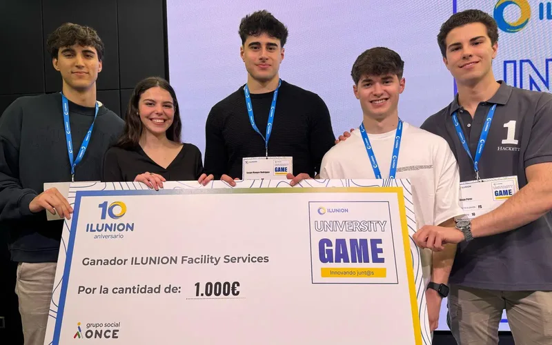 El equipo de Quantum Verse con el cheque de ganadores del ILUNION University Game 2025