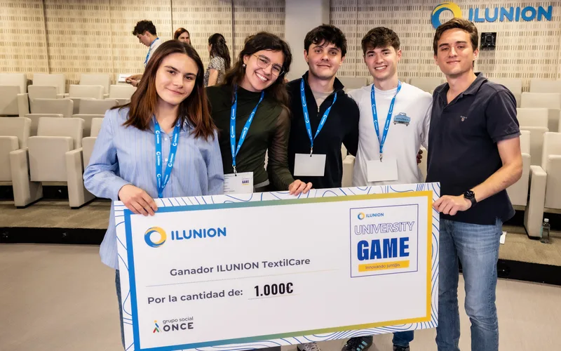El equipo de Quantum Verse con el cheque de ganadores del ILUNION University Game 2026